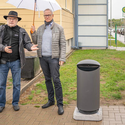 Lutz Fiedler und Beigeordneter Holger Platz am neuen Papierkorb in Kannenstieg