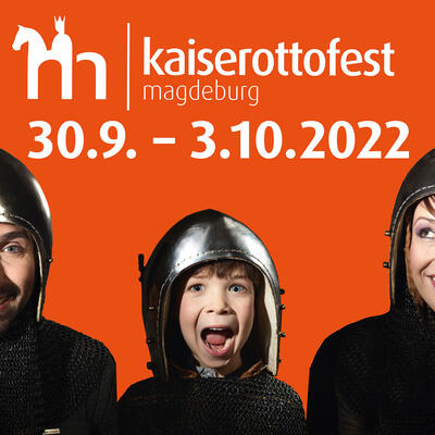 Ritterlich gekleidete Familie zum Magdeburger Kaiser-Otto-Fest 2022