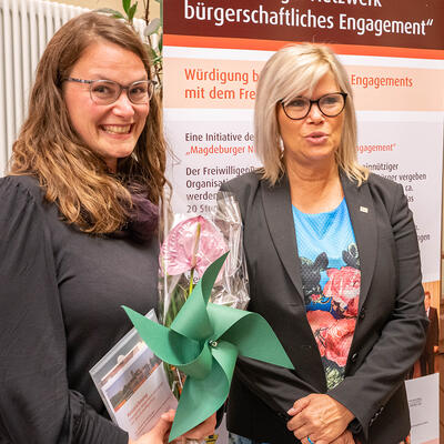 Freiwilligenpass 2022: OB Simone Borris und Preisträgerin Ulrike Schmidt
