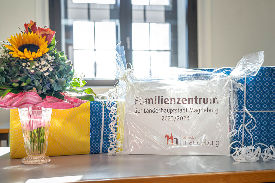 Blumenstrauß und Widmungsurkunde für Magdeburger Familienzentrum  © Landeshauptstadt Magdeburg, Sharline Dünow