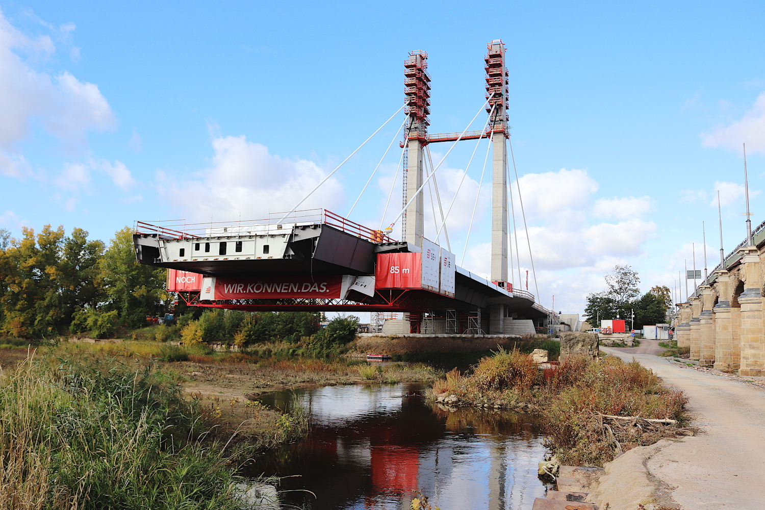 Bild vergrößern: Brückenbau über die Alte Elbe, 10/22