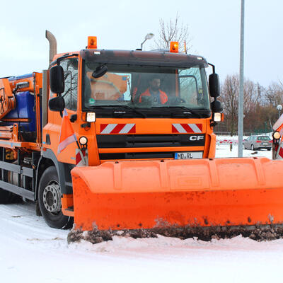 Bild vergrößern: Winterdienstfahrzeug
