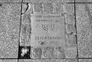 Gedenkplatte am Hauptbahnhof Magdeburg: Deportationen 1942-44