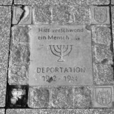 Gedenkplatte am Hauptbahnhof Magdeburg: Deportationen 1942-44