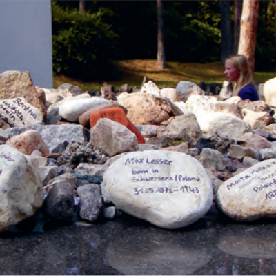 Wanderausstellung: Steine mit Lebensdaten von Ermordeten