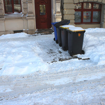 Abfallbehälter bei Schnee freihalten