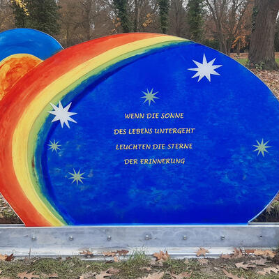 Glasplastik mit Inschrift inmitten des Naturgrabfeldes Westfriedhof Magdeburg