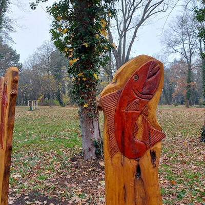 Symbolik der Holzplastiken auf dem Naturgrabfeld Westfriedhof Magdeburg