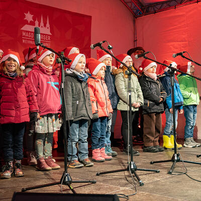 Kinderchor zur Eröffnung des Magdeburger Weihnachtsmarktes auf der Bühne
