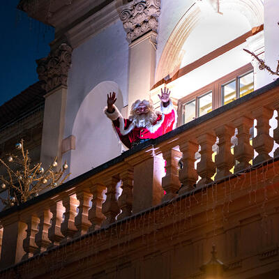 Der Weihnachtsmann auf dem Magdeburger Rathaus-Balkon zur Eröffnung