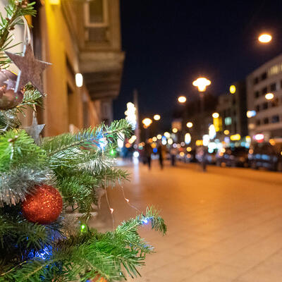 Weihnachtsbaum und Schmuck mit der Magdeburger Innenstadt im Hintergrund