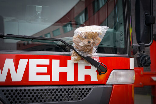 Trösteteddy am Wischerarm eines Magdeburger Feuerwehrautos