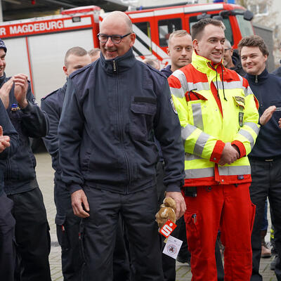 Einsatzkräfte der Feuerwehr und des Rettungsdienstes Magdeburg mit Trösteteddys