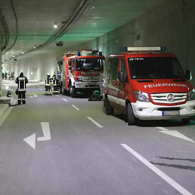 Die Feuerwehr übt im Tunnel an verschiedenen Stationen.12/22