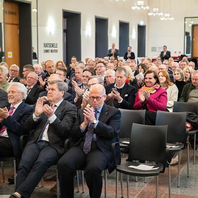 Applaus des Publikums beim Abschied des Magdeburger Beigeordneten Holger Platz
