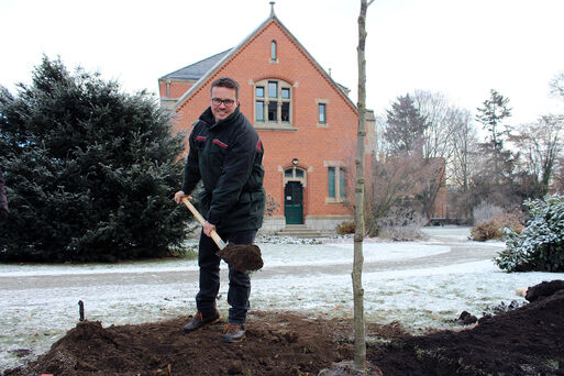 Leiter Stadtgarten und Friedhfe Magdeburg Stefan Matz pflanzt Spendenbaum © Landeshauptstadt Magdeburg, Annekatrin Thurm