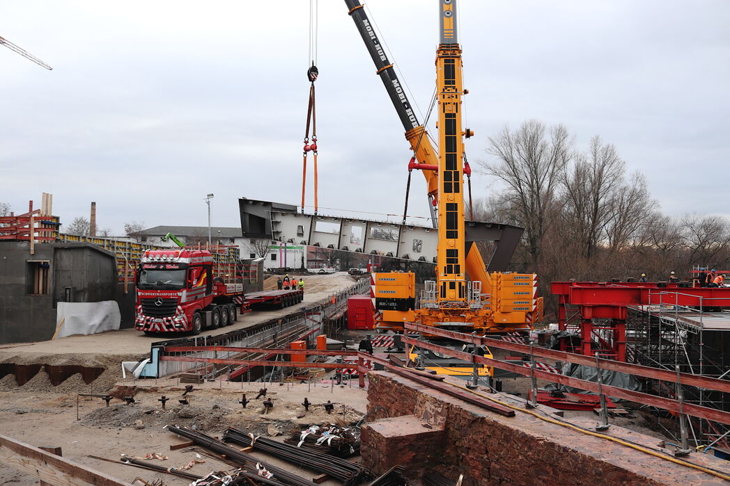 Hub vom LKW zum Flusspfeiler, 12/22