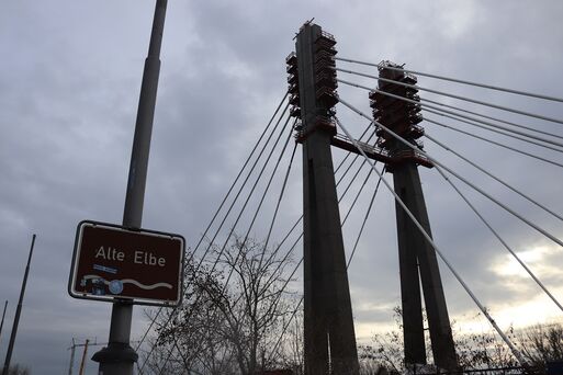 Bild vergrößern: Pylonbrücke im Dezember, 12/22