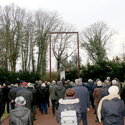Gäste zur Kranzniederlegung auf dem Westfriedhof Magdeburg gedenken Kriegsopfern