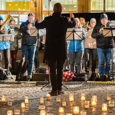 Chöre und Blasinstrumente unterstützen die Gesänge für ein tolerantes Magdeburg