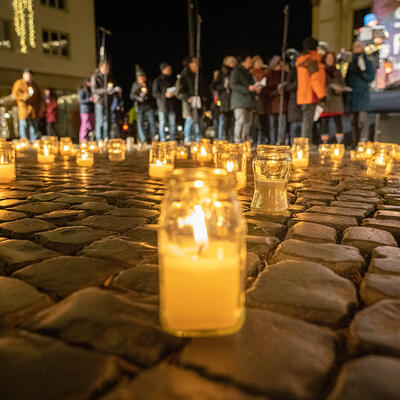 Kerzen als Friedenssymbol auf dem Alten Markt in Magdeburg
