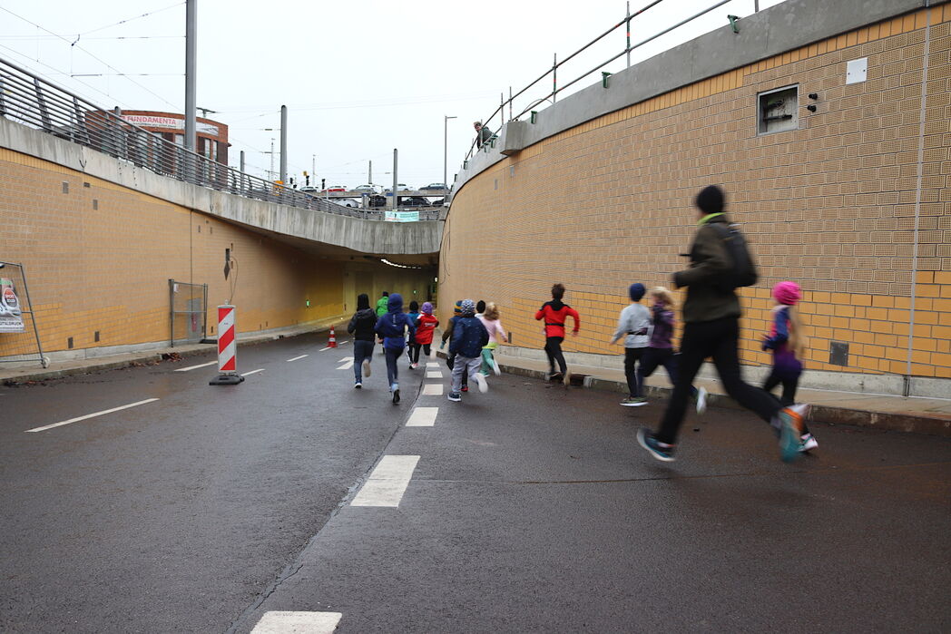 Die Kinder durften zuerst laufen und den Magdeburger Tunnel einweihen