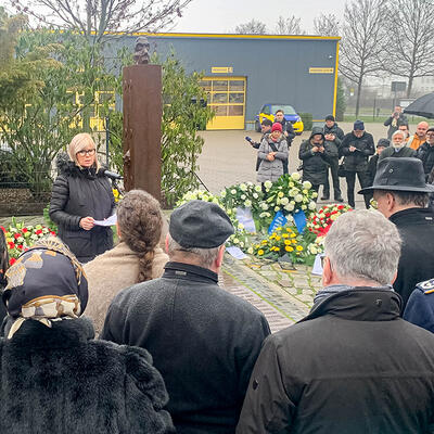 Oberbürgermeisterin Simone Borris spricht Gedenkworte vor dem Mahnmal des ehemaligen KZ Magda