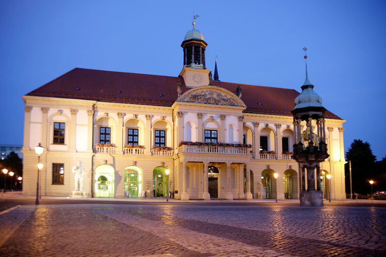 Das Alte Rathaus Magdeburg zur blauen Abendstunde
