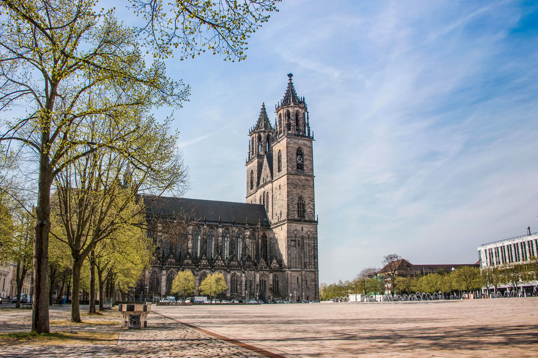 Bild vergrößern: Magdeburger Dom mit Domplatz