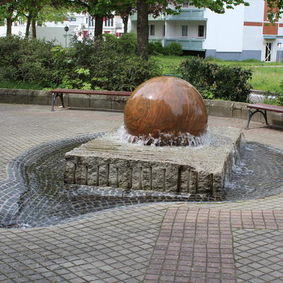 Kugelbrunnen und Bachlauf Marktbreite