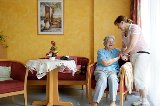 Bild vergrößern: Seniorin im Pflegeheim
