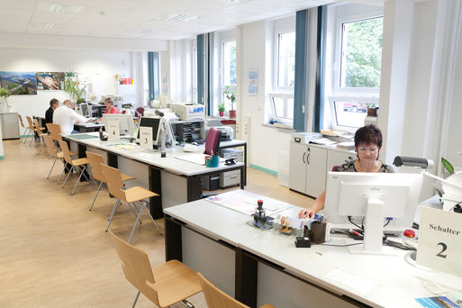 Bild vergrößern: Mitarbeiterinnen in einem Magdeburger Bürgerbüro