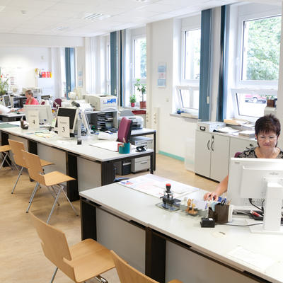 Mitarbeiterinnen in einem Magdeburger Bürgerbüro