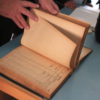 Besichtigung von Dokumentationsbüchern und Aschekapseln im Krematorium 