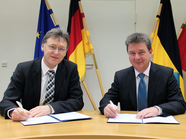 Bild vergrößern: Oberbürgermeister und Rektor unterzeichneten Memorandum - Landeshauptstadt und Otto-von-Guericke-Universität treten europäischen Städtenetzwerk EUniverCities bei