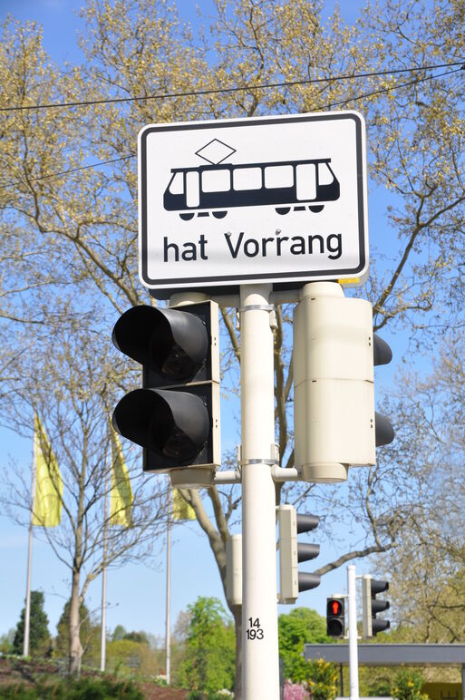 Bild vergrößern: Straßenbahnschild Quelle: Ruth Rudolph pixelio.de
