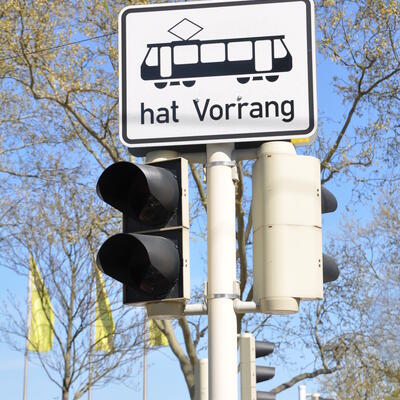 Bild vergrößern: Straßenbahnschild Quelle: Ruth Rudolph pixelio.de