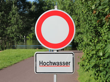 Bild vergrößern: Sperrung Hochwasser 2013