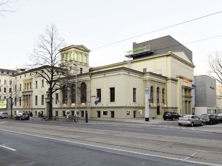 Schauspielhaus mit Außenansicht © N. Böhm