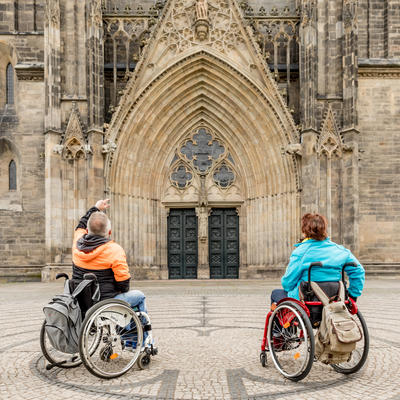 Rollstuhlkfahrer vorm Westportal des Doms © Andreas Lander
