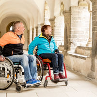 Rollstuhlfahrer im Kloster © www.AndreasLander.de