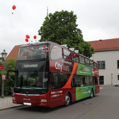 Neuer roter Doppeldeckerbus
