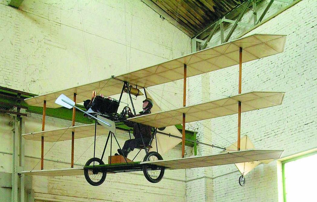 Bild vergrößern: Techmus-Flieger an der Decke des Technikmuseums in Magdeburg