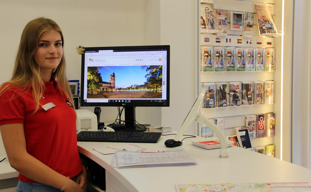 Auszubildende Alica Loana Warsawski an einem ihrer neuen Arbeitsplätze in der Tourist Information