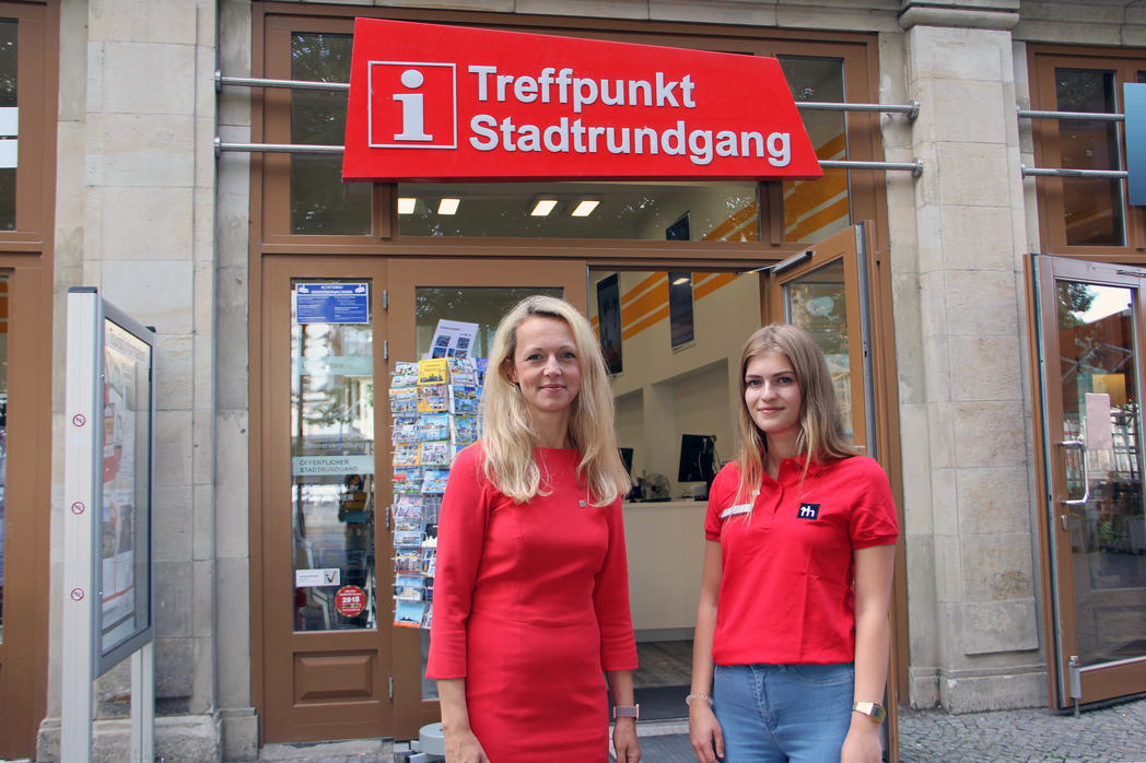 Magdeburg Marketing-Geschäftsführerin Sandra Yvonne Sieger mit der neuen Auszubildenden Alica Loana Warsawski vor der Tourist Information
