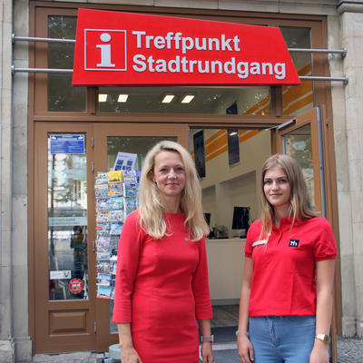 Magdeburg Marketing-Geschäftsführerin Sandra Yvonne Sieger mit der neuen Auszubildenden Alica Loana Warsawski vor der Tourist Information