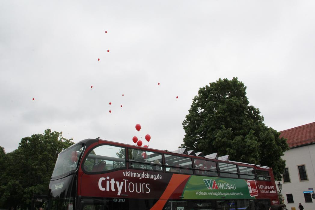 99 Luftballons mit 2 für 1-Gutscheinen für Stadtrundfahrten stiegen zur Einweihung in den Himmel auf (1)