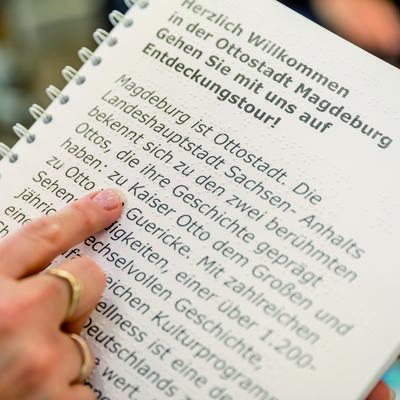 Reiseführer in Braille und Großschrift © www.AndreasLander.de