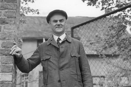 Hans Grade vor seinem Haus (1939) Bundesarchiv, Bild 183-E05021 - CC-BY-SA 3.0 - beschnitten 