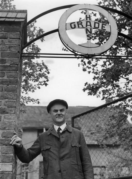 Bild vergrößern: Hans Grade vor seinem Haus (1939) ©Bundesarchiv, Bild 183-E05021 - CC-BY-SA 3.0 - beschnitten .jpg